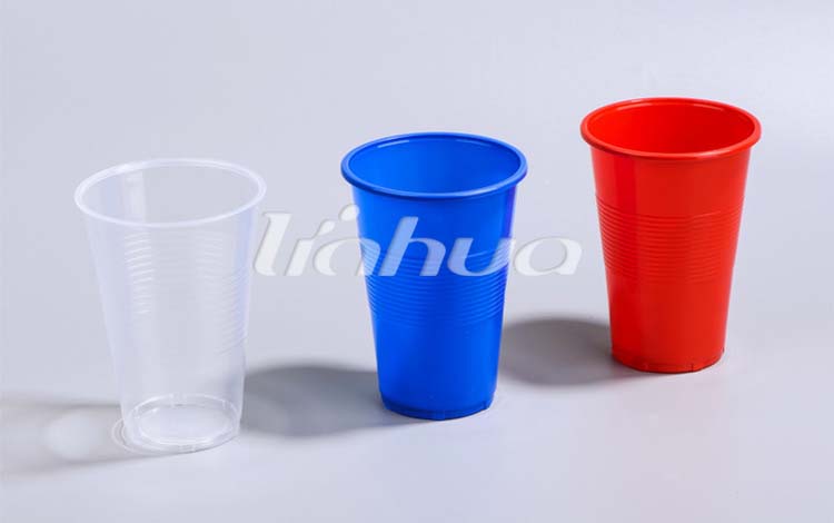 Paano naiimpluwensyahan ng kapal ng pader at ilalim na disenyo ng mga transparent na plastik na tasa ang kanilang paglaban sa crush kapag napuno at dinala?